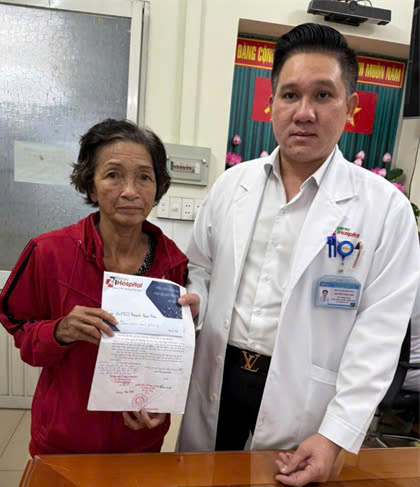 Trưởng khoa Nguyễn Ngọc Hiếu gửi hỗ trợ cho gia đình BN Nguyễn Vũ Duy Tân